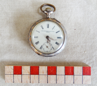 878276 Afbeelding van een zakhorloge met aparte secondenwijzerplaat, gefabriceerd door 'Adr.Segers-Jongers Breda', uit ...